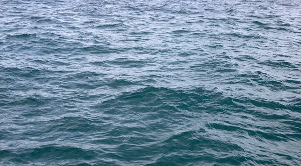 Mavi deniz suyu yüzeyi dokusu. Mavi okyanus yazı