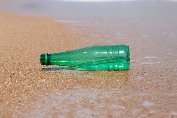 Зеленая Пластиковая Бутылка Пляже — стоковое фото