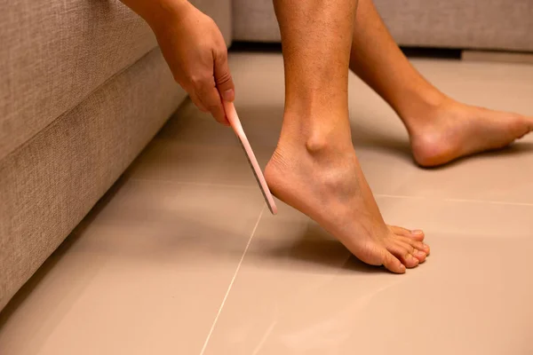 Foot with foot file, Cleansing the heel