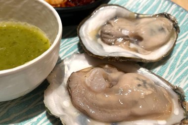 Baharatlı, taze istiridye.