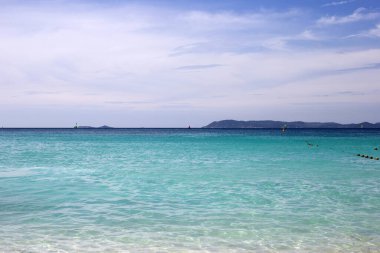 Yaz zamanı, mavi gökyüzü ile güzel deniz