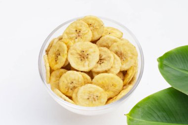 Beyaz arkaplanda muz dilimleri.