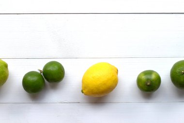 Olgun limon ve limes Beyaz ahşap zemin üzerinde.