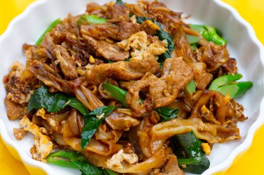 Soya soslu pilavlı erişte ve domuz eti.