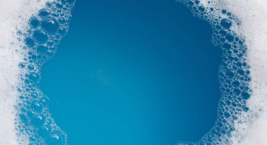 Deterjan köpüklü su. Mavi arkaplan, sabun suyu