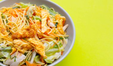 Çin usulü kızarmış erişte. Asya mutfağı