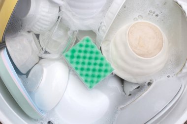 Bulaşık, kase, su ve bulaşık deterjanı. Mutfak işleri.