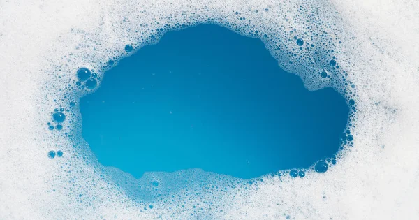 Φυσαλίδα Αφρού Απορρυπαντικού Στο Νερό Μπλε Φόντο Σαπούνι Sud — Φωτογραφία Αρχείου