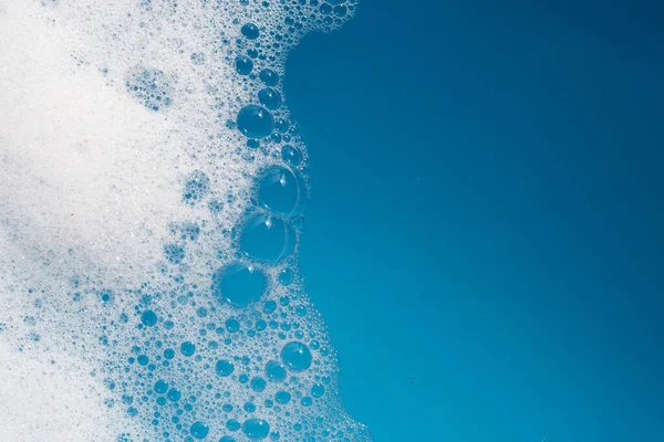 Bolha Espuma Detergente Água Fundo Azul Sabão Sud — Fotografia de Stock