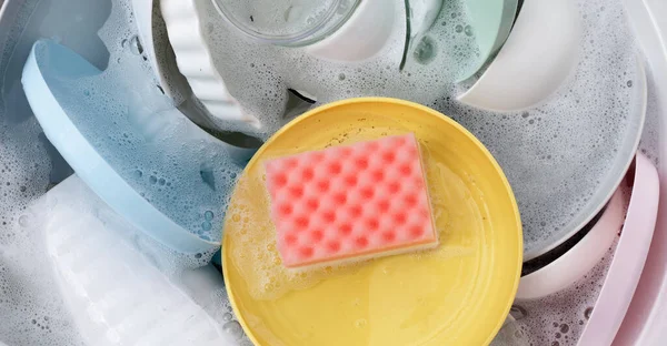 Geschirr Und Schüsseln Wasser Und Blasen Von Spülmittel Küchenarbeit — Stockfoto