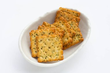 Beyaz arkaplanda yosun krakerleri.