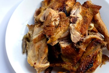 Izgara tavuk, beyaz arka planda Tayland usulü yemek..