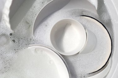 Bulaşık, kase, su ve bulaşık deterjanı. Mutfak işleri.