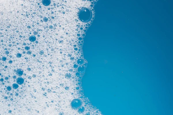 Bańka Pianki Detergentowej Wodzie Niebieskie Tło Mydło Sud — Zdjęcie stockowe