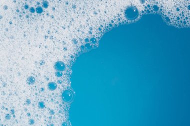 Deterjan köpüklü su. Mavi arkaplan, sabun suyu