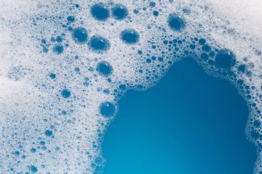 Deterjan köpüklü su. Mavi arkaplan, sabun suyu