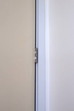 Kapı menteşeli beyaz kapı