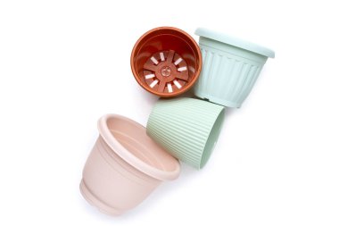 Plastik saksılar, beyaz arka planda kaplar..