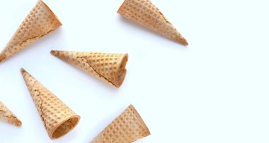 Beyaz arka plan üzerinde boş dondurma koniler.