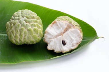 Muz yaprağında muhallebi elması