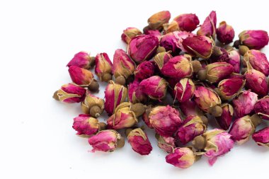 Beyaz arka planda çay için kurumuş güller.