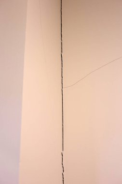 Ev yapımı sorunu. Duvar kırıldı..