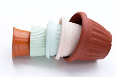 Plastik saksılar, beyaz arka planda kaplar..