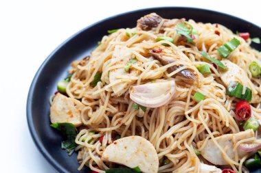 Mayalanmış pirinç unu şehriye baharatlı salata.