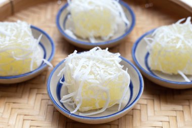 Buharda tapyoka keki ya da hindistancevizi rendelenmiş kasava keki.