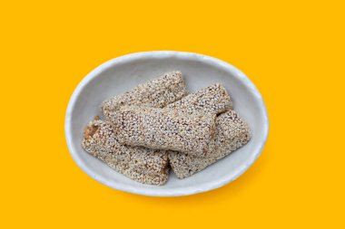 Fıstıklı beyaz susamlı rulo. Tatlandırılmış tatlı.