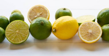 Olgun limon ve limes beyaz arka plan üzerinde.