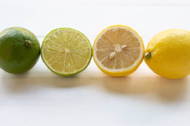 Olgun limon ve limes beyaz arka plan üzerinde.