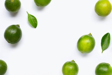 Beyaz arkaplanda yapraklı limonlar.