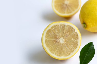 Beyaz arka planda olgun limonlar.