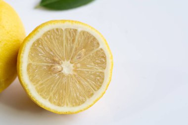 Beyaz arka planda olgun limonlar.