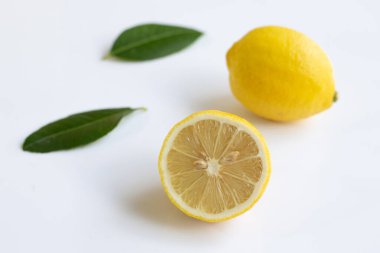 Beyaz arka planda olgun limonlar.