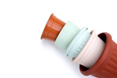 Plastik saksılar, beyaz arka planda kaplar..