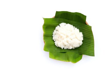 Beyaz arka planda yapışkan pirinç.