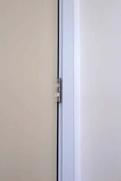Porta Branca Com Dobradiça Porta — Fotografia de Stock