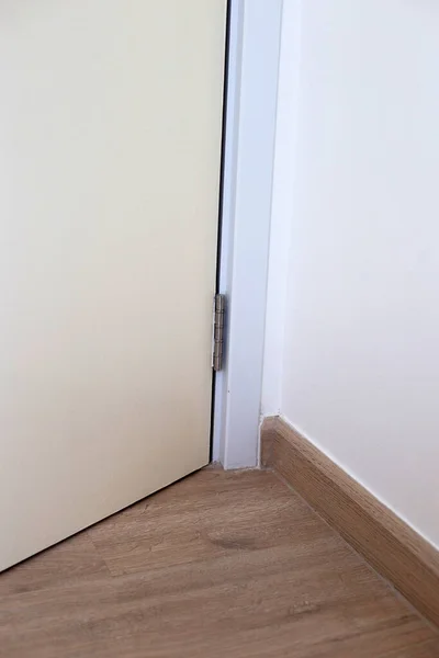 Białe Drzwi Zawiasem Drzwiowym — Zdjęcie stockowe