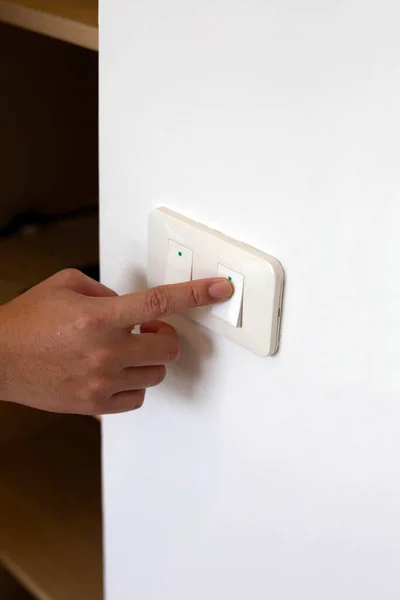 Dedo Masculino Desligar Interruptor Iluminação Quarto — Fotografia de Stock
