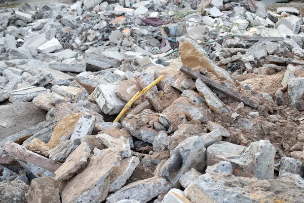 解体後の瓦礫の山 — ストック写真