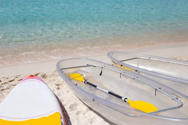 Plajda şeffaf bir kano.