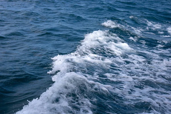 船の側面から青い海の波と白い泡 — ストック写真