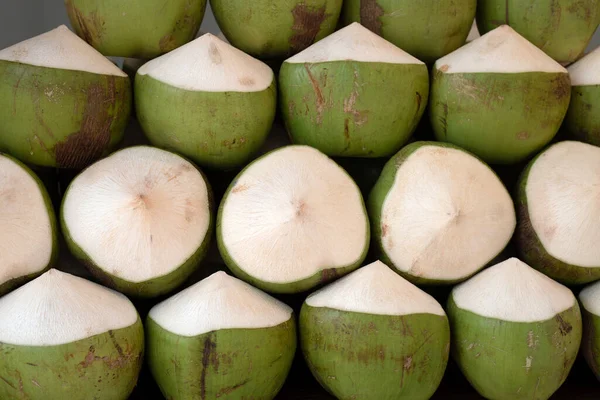 Färska Kokosnötter Marknaden — Stockfoto