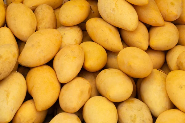 Markette sarı mangolar