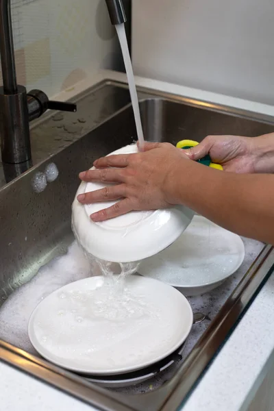 Homme Lave Vaisselle Sur Évier Dans Salle Cuisine — Photo