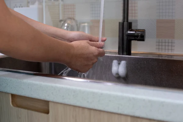 Άνθρωπος Πλένει Χέρια Στο Νεροχύτη Στην Κουζίνα — Φωτογραφία Αρχείου