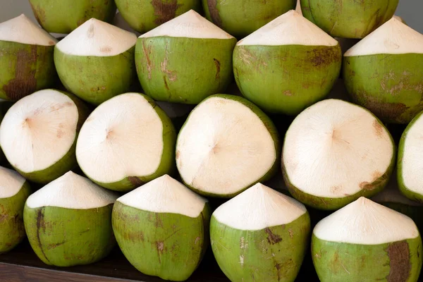Färska Kokosnötter Marknaden — Stockfoto