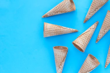 Mavi arka planda boş dondurma külahı.